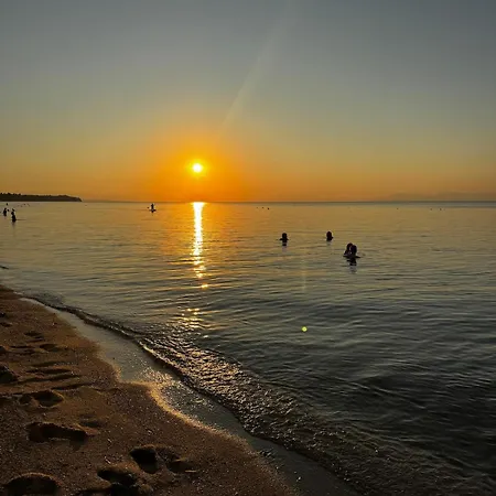 Florina Perea Beachside Apartment Néoi Epivátai